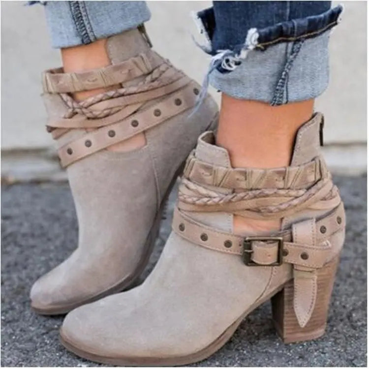 TS | Chic ankle boots with braided strap