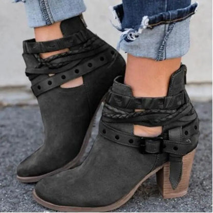 TS | Chic ankle boots with braided strap