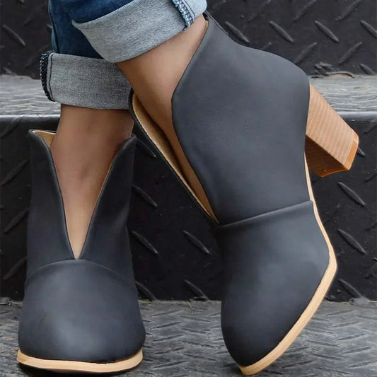 TS | Chic ankle boots with V-neck and block heel